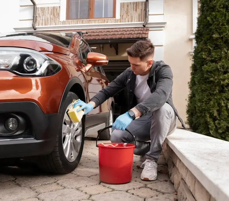 Lavage auto à domicile Le Quillio : professionnel intervenant sur un véhicule